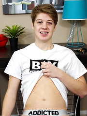 Adorable Alex Puts On A Show - Gay boys pics at Twinkest.com