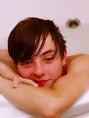 Leeryan bath time - Gay boys pics at Twinkest.com