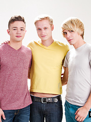 Logan In The Middle - Gay boys pics at Twinkest.com