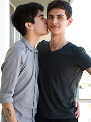 Justin Mounts Mickey - Gay boys pics at Twinkest.com